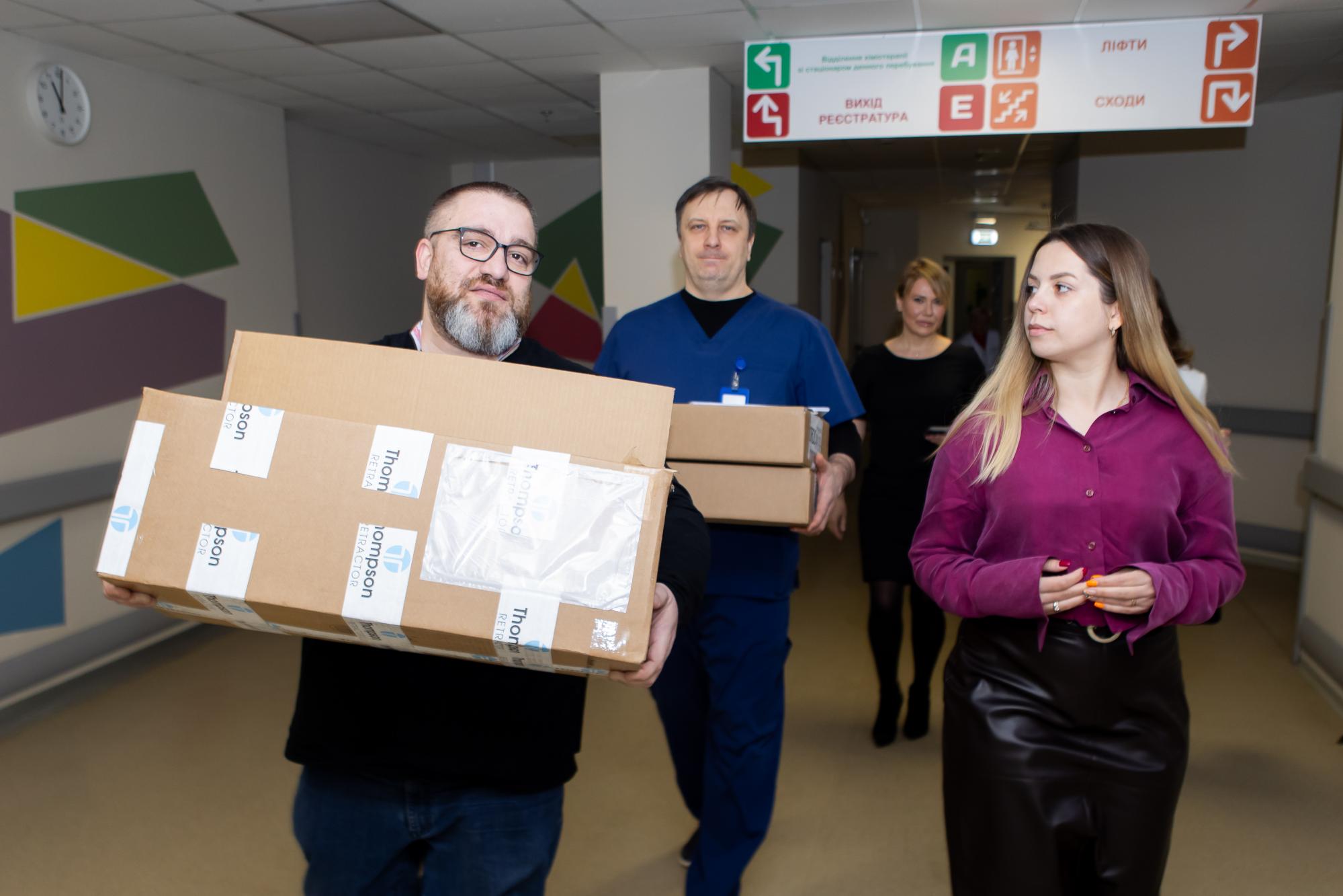 Andrii Matiukha donated Thompson retractor system to Kyiv Okhmatdyt hospital